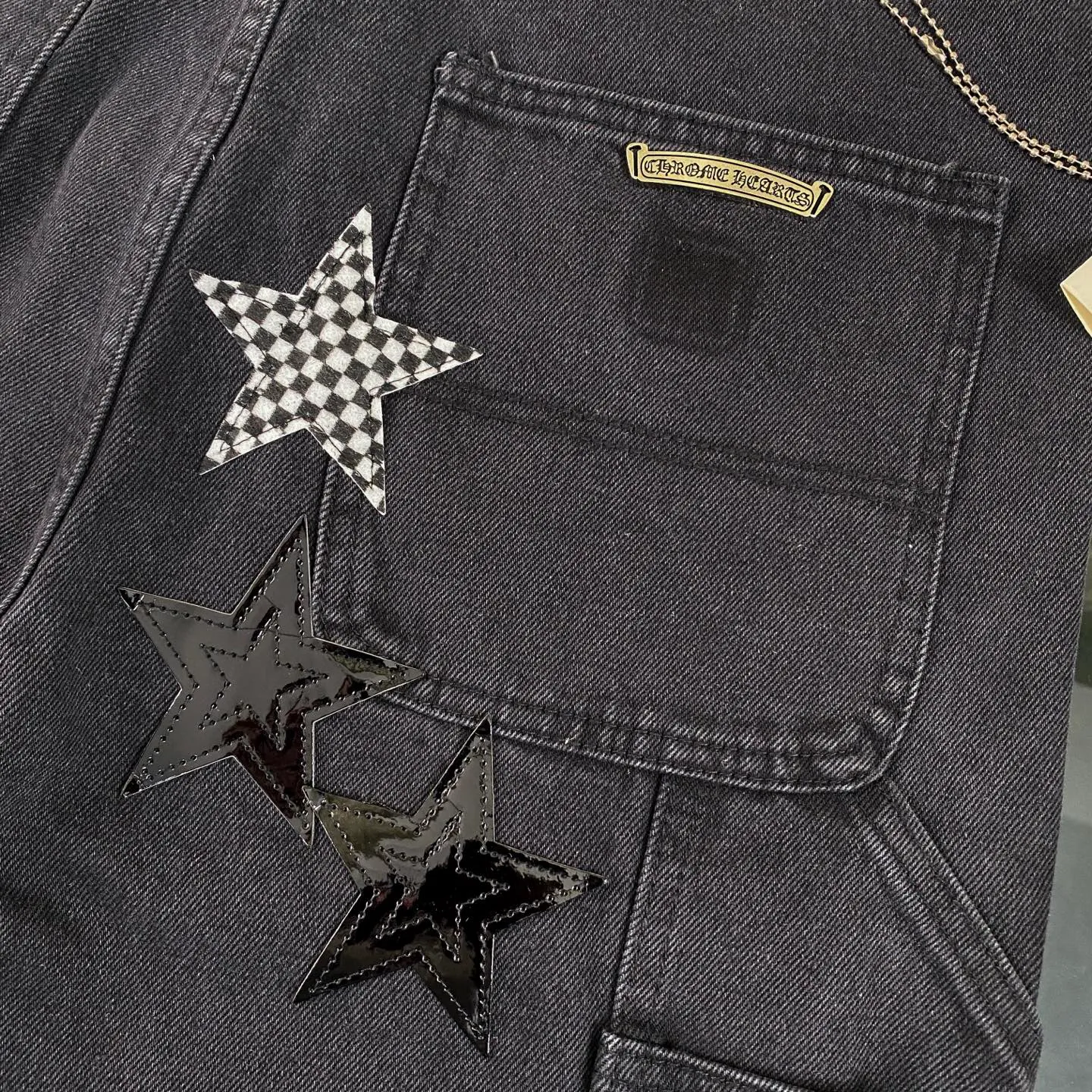 P270 Chrome hearts Chrome hearts Miami limited edition star black work jeans logging pants Chrome hearts city limited jeans Hardware customization Original development vintage levis American-made 501 black and gray base version Levi's American-made 501 base version Imported sheepskin 925 silver jewelry remake [Top heavy industry fashion design] Consistently high-street luxury style. Speaking of this style, the Zangyin family and GU family are definitely the leading representative brands. Especially the Zangyin family has really achieved a state-of-the-art effect in creating high-street style. The unique washed material is used to create this style. The color system is already quite eye-catching. After it is decorated with patchwork cross flowers, it cleverly highlights the charm of the brand. Secondly, this style uses classic The high-waist cutting design highlights the long legs and fashionable temperament of the upper body. The brand is highly recognizable and the slim fit configuration is more suitable for daily wear. It is a product that interprets personality, fashion, and specifications at a glance. This single product is enough to make any fan excited. It can be a white T-shirt for a youthful college style, or a tight suspender for a royal style. It has strong matching ability and can be easily controlled by men.  [Materials and craftsmanship] Needless to say, this point goes without saying. As an excellent craftsman brand, Zangyin’s requirements for details and craftsmanship are really perfect. The washed color of this model has gone through so many processes, not to mention the embellishment of denim appliques. It is also purely hand-made and sewn. Just like what they believe in, only hand-made things have soul and have the meaning of wear. A top-notch heavy-duty fashionable denim item, I look forward to your perfect interpretation! ! Color: black Size: 30-36